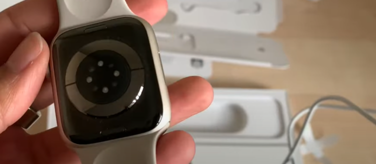 Rear side sensors of the Apple Watch 8